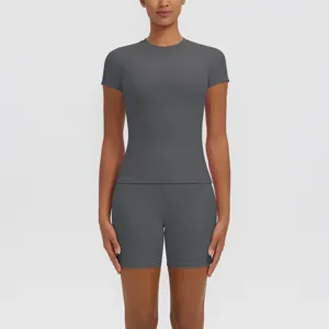 Vue détaillée du haut de yoga à manches courtes gris foncé et du short taille haute.