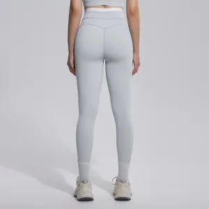 Pantalon de yoga moulant taille haute vue dos, détail de vêtement de sport en nylon double.