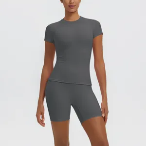 Détail de haut à manches courtes gris et de short de sport taille haute pour fitness yoga.
