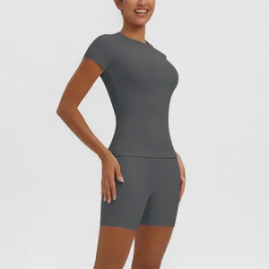 Vue de détail du haut de yoga à manches courtes et short slim taille haute pour femmes.