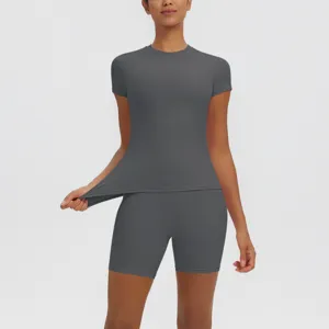 Haut de yoga extensible et short taille haute sport, vue détail tissu respirant et souple.
