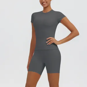 Ensemble de yoga sportif gris foncé avec haut à manches courtes et short de cycliste.