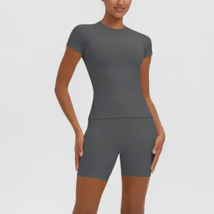 Vue détaillée de l'ensemble haut de yoga et short gris slim, tissu doux et respirant.