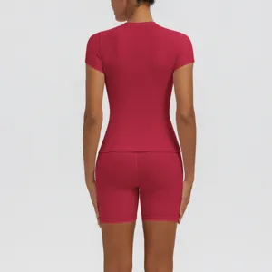 Vue arrière détaillée du haut de yoga à manches courtes et du short de fitness taille haute.