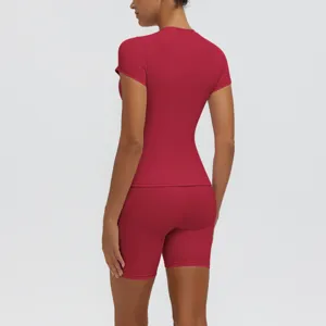 Vue de détail d'un haut de sport à manches courtes et d'un short taille haute rouge.