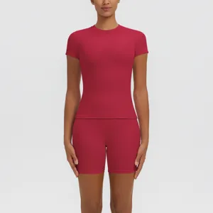 Ensemble de sport femme haut court yoga rouge et short taille haute pour course en plein air.