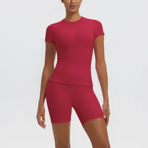 Ensemble haut de yoga respirant à manches courtes et short taille haute vue de détail.