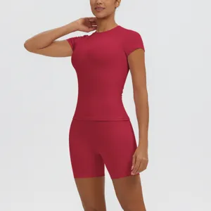Femmes respirant yoga haut à manches courtes et taille haute shorts de sport ensemble.