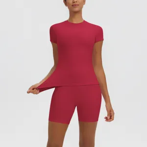 Haut de yoga court rouge et short de fitness taille haute ensemble de sport vue détail.