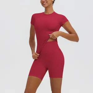 Ensemble de sport rouge avec haut à manches courtes et short de yoga taille haute pour femmes.