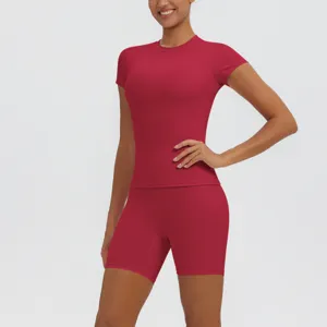 Vue détaillée du haut de yoga de sport rouge pour femmes et de son short taille haute.