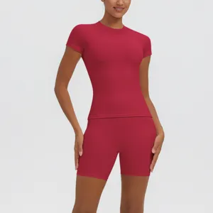 Ensemble de yoga sportif rouge pour femme haut manches courtes et short de course