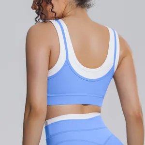 Mple kai leuko layered athlitiko soutient-gorsk me ribbed design gia fitness kai gym.