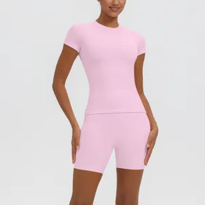 Vue détaillée du haut de yoga rose et du short de sport taille haute pour femmes ensemble.