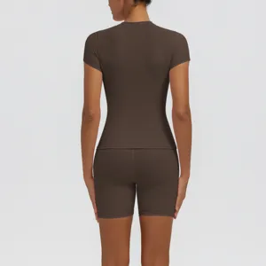 Vue arrière de l'ensemble haut de yoga à manches courtes et short de course taille haute.