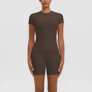 Ensemble de sport pour femme top de yoga marron manches courtes et short cycliste.