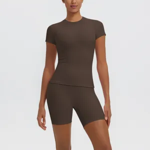 Ensemble haut de yoga à manches courtes et short de course taille haute, respirant.