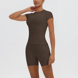 Vue détaillée de l'ensemble de yoga marron foncé pour femme avec short et haut respirants.