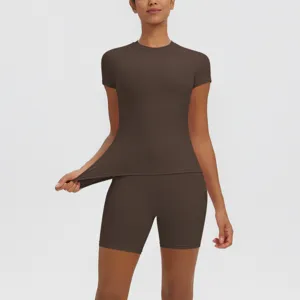 Haut de yoga marron respirant a manches courtes et short de course mince taille haute fitness