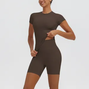Haut de yoga respirant à manches courtes et short taille haute ajusté pour le sport.