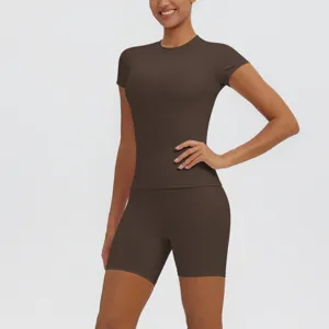 Ensemble haut de yoga respirant et short taille haute pour femmes fitness sport et entrainement.