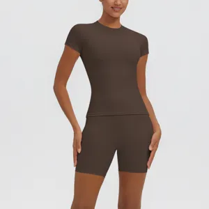 Vue détaillée de l'ensemble haut de yoga à manches courtes et short taille haute marron.