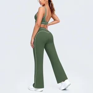 Dettaglio del set yoga verde scuro con design posteriore e vestibilità pantaloni a zampa.