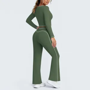 Grünes Langarm-Crop-Top und Schlag-Yogahose Set mit weißen Kontrast-Paspeldetails.