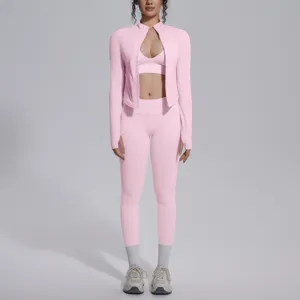 Dettaglio completo tuta sportiva rosa senza cuciture con giacca zip e leggings yoga.