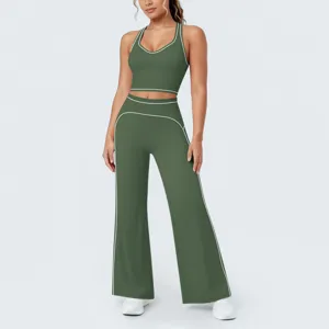 Vue détaillée de l'ensemble de yoga court à dos nageur avec lignes contrastées et pantalon
