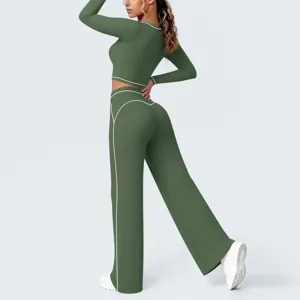 Dunkelgrünes Langarm-Oberteil und weite Yogahose im Detail für Fitness und Sporttraining.