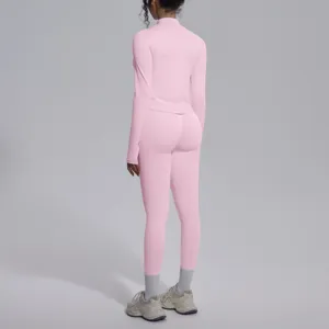 Vista posteriore dettaglio del set sportivo da donna rosa senza cuciture top e leggings