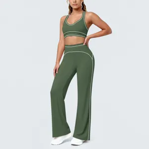 Vista dettagliata del set yoga verde a contrasto, con pantaloni a zampa e reggiseno.