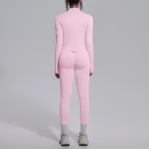 Completo sportivo rosa senza cuciture, leggings yoga a vita alta e top da fitness.