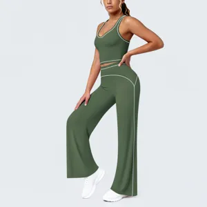 Détail d'ensemble de yoga vert olive avec passepoils contrastés blancs sur le haut et le pantalon.