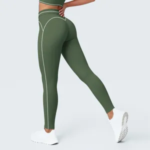 Vista detallada de pantalones de yoga verdes de talle alto con costuras en contraste sport.