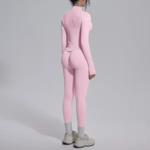 Dettaglio abbigliamento sportivo senza cuciture rosa, mostra design della schiena ed elastico.