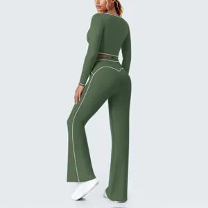 Dunkelgrünes Langarm-Crop-Top und Schlag-Yogahose Fitness-Set für Training und Laufen.