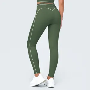 Detalle de leggings de yoga verdes de talle alto con ribetes de contraste blancos para entrenar.