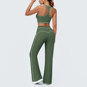 Ensemble de yoga vert vue arrière, soutien-gorge de sport et pantalon évasé détail.
