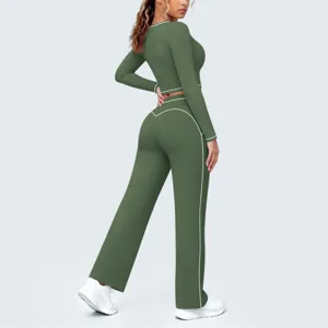 Grünes Sportbekleidungsset mit weißem Kontrastpaspel, Langarm-Crop-Top und langer Yoga-Hose.
