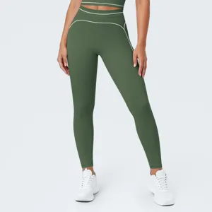 Primer plano detallado de leggings de yoga de cintura alta con ribetes en contraste.