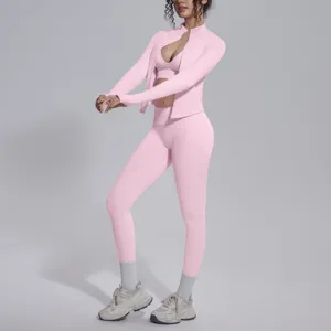 Set yoga sportivo elastico senza cuciture in tre pezzi, vista dettagliata per il fitness.