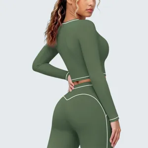 Nahaufnahme Detailansicht des grünen Damen Langarm Sport Crop Tops mit weißen Kontrastnähten.