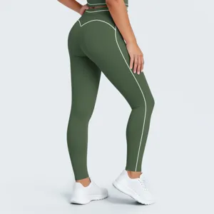 Vista detallada de los leggings de yoga de fitness de cintura alta con costuras en verde oliva.