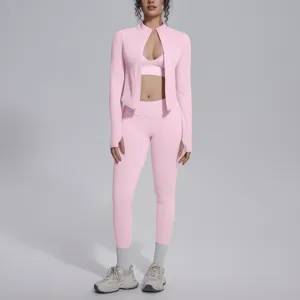 Set yoga rosa senza cuciture da tre pezzi, abbigliamento fitness traspirante ed elastico donna.