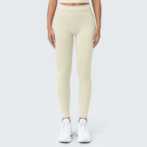 Vista detallada de los leggings de yoga sin costuras de talle alto y tela transpirable.