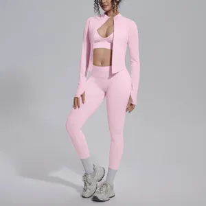 Vista dettagliata del set yoga rosa senza cuciture, abbigliamento sportivo traspirante ed elastico.
