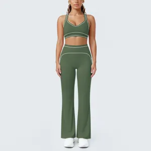 Set yoga verde in due pezzi con reggiseno sportivo contenitivo e pantaloni svasati alla moda.