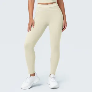 Vista detallada de los pantalones de yoga de cintura alta sin costuras, ribetes contrastantes.